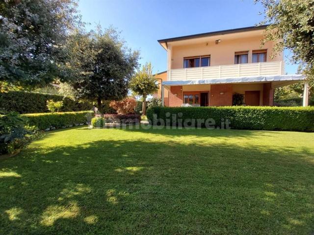 Villetta indipendente in vendita di 200 m² in Via Versilia