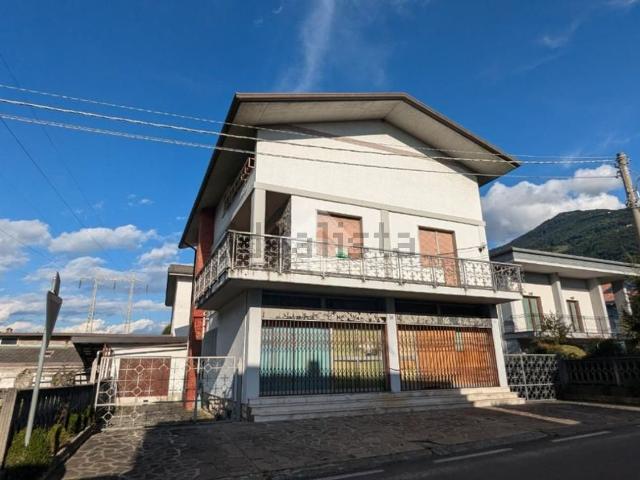 Villetta indipendente in vendita di 200 m² in Viale Leopardi, 42