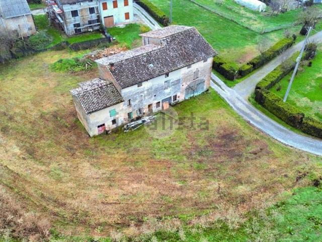 Villetta indipendente in vendita di 200 m² in Frazione Mezzano Rondani, 13
