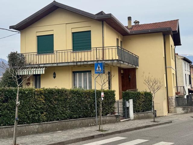 Villetta indipendente in vendita di 200 m² in Piazza 30 Ottobre, 16