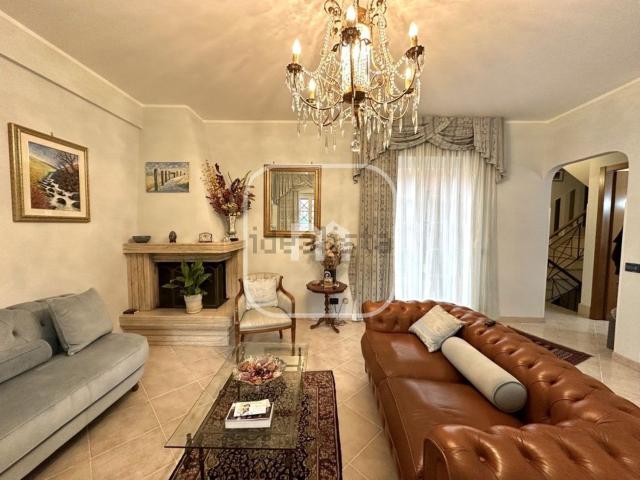 Villetta indipendente in vendita di 201 m² in Via Lago di Nemi, 112