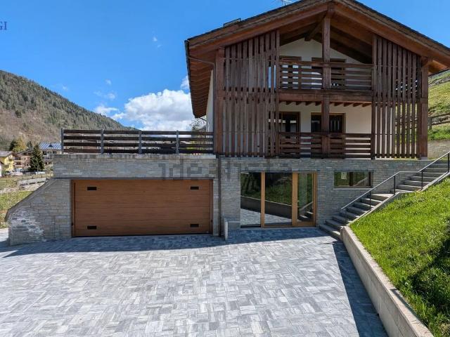 Villetta indipendente in vendita di 203 m² in Via Italia, 65