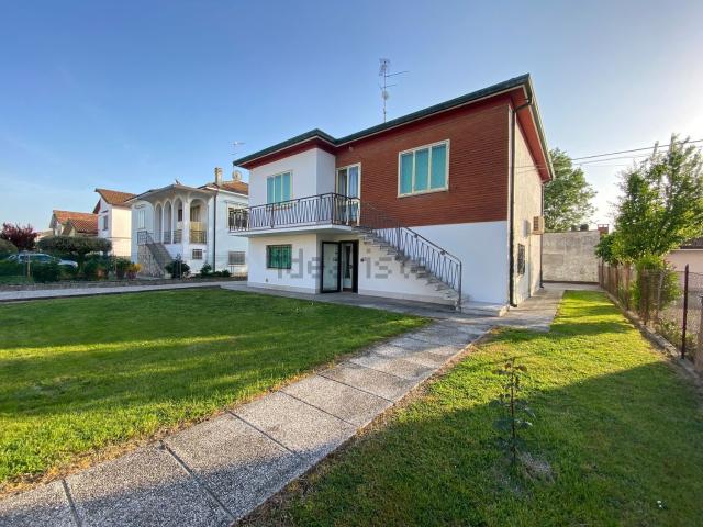 Villetta indipendente in vendita di 203 m² in Via Ponte Assa