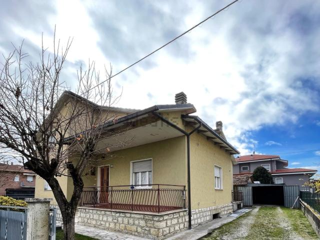 Villetta indipendente in vendita di 204 m² in Via Battaglia del Metauro