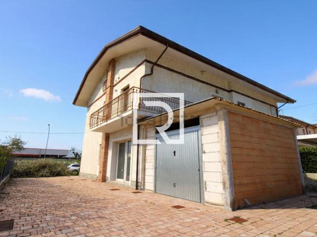 Villetta indipendente in vendita di 205 m² in Via del Lavoro, 119