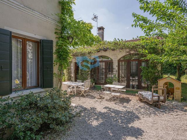 Villetta indipendente in vendita di 205 m² in Via Fontane