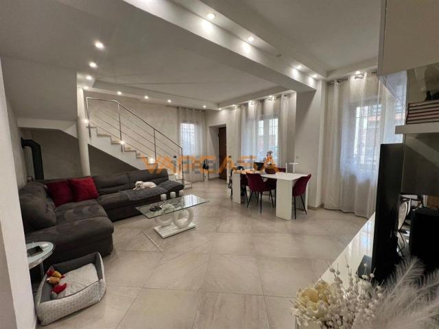 Villetta indipendente in vendita di 205 m² in Via S. S. Redentore