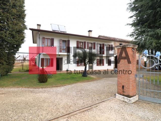 Villetta indipendente in vendita di 205 m² in Via Sambugo