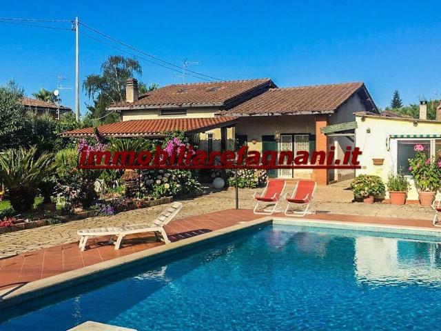 Villetta indipendente in vendita di 205 m² in Via Pratolungo