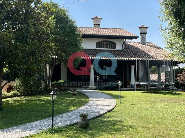 Villetta indipendente in vendita di 206 m² in Via Giardini, 20