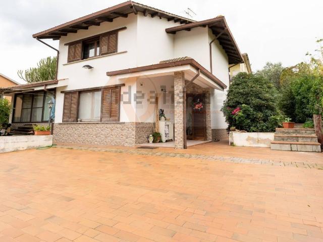 Villetta indipendente in vendita di 206 m² in Via degli Ulivi, 10