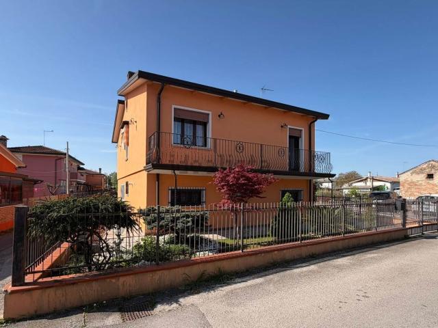 Villetta indipendente in vendita di 208 m² in Via Due Giugno, 54
