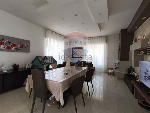 Villetta indipendente in vendita di 208 m² in Via F. Petrarca, 15