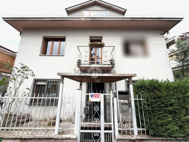 Villetta indipendente in vendita di 208 m² in Via Padre Reginaldo Giuliani