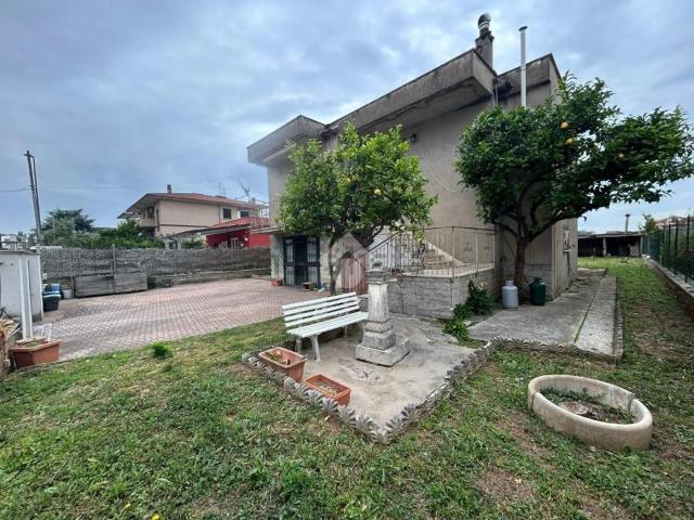 Villetta indipendente in vendita di 210 m² in Via Catanzaro, 15