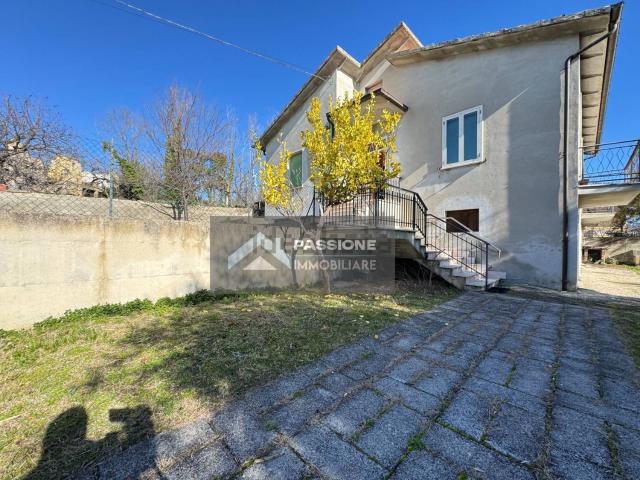 Villetta indipendente in vendita di 210 m² in Via Cascioni, 4