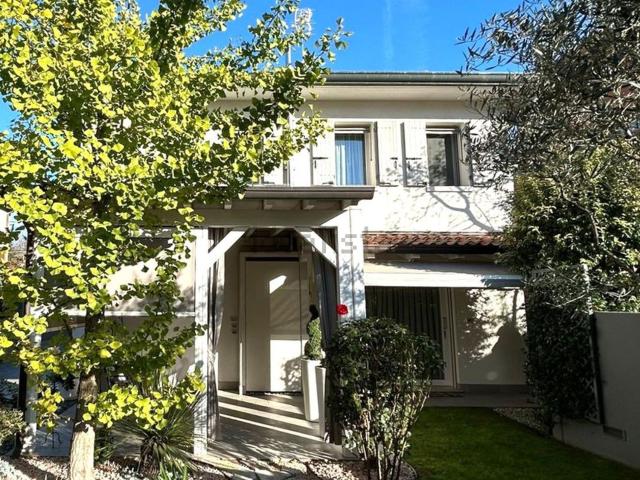 Villetta indipendente in vendita di 210 m² in Via Altinia
