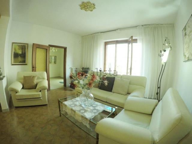 Villetta indipendente in vendita di 210 m² in Via Dante Alighieri
