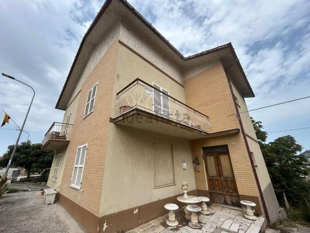 Villetta indipendente in vendita di 210 m² in Via degli Appennini, 129