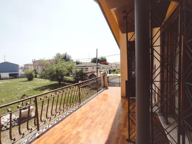 Villetta indipendente in vendita di 210 m² in Via Luigi Zambianchi