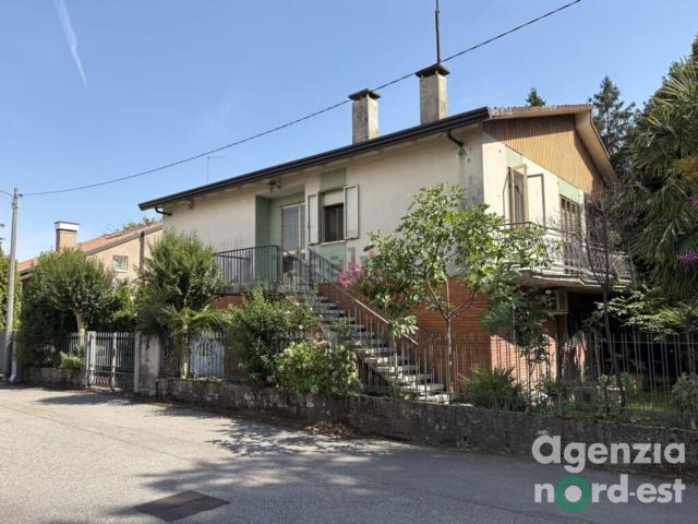 Villetta indipendente in vendita di 210 m² in Via V. Borelli, 1