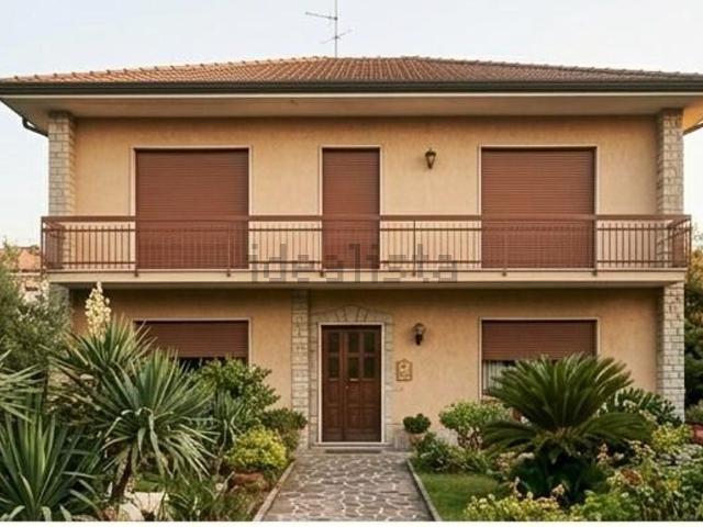 Villetta indipendente in vendita di 210 m² in Via Vittorio Alfieri