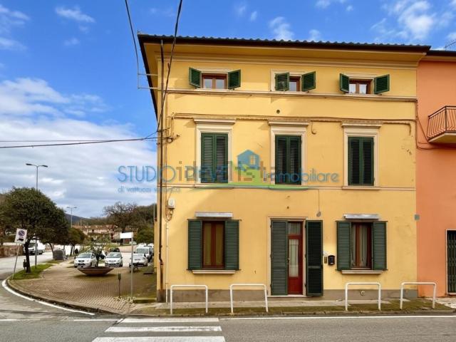 Villetta indipendente in vendita di 210 m² in Piazza Giuseppe Giusti