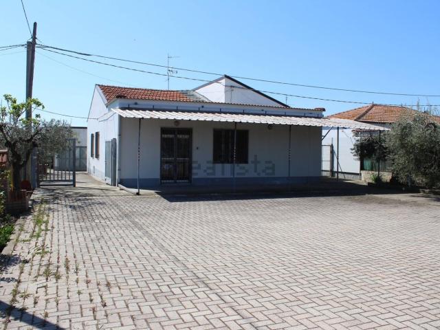 Villetta indipendente in vendita di 210 m² in Strada Statale 16, 69