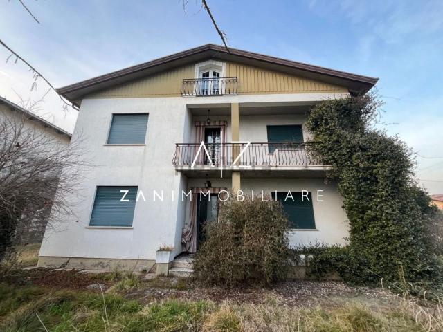 Villetta indipendente in vendita di 211 m² in Via Montebelluna di Salvarosa