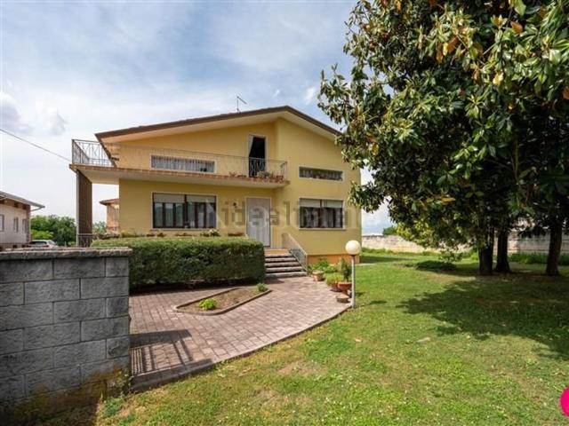 Villetta indipendente in vendita di 212 m² in Via Dante Alighieri