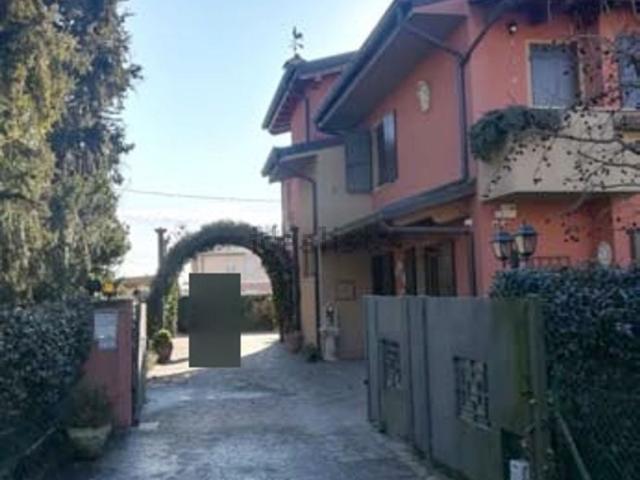 Villetta indipendente in vendita di 212 m² in Via IV Novembre