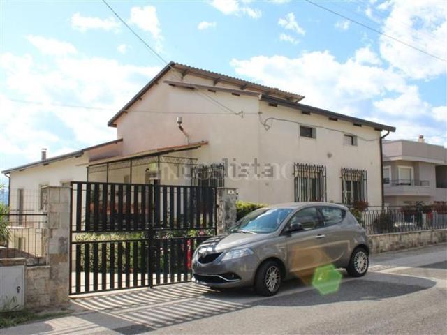 Villetta indipendente in vendita di 212 m² in Via Rodi