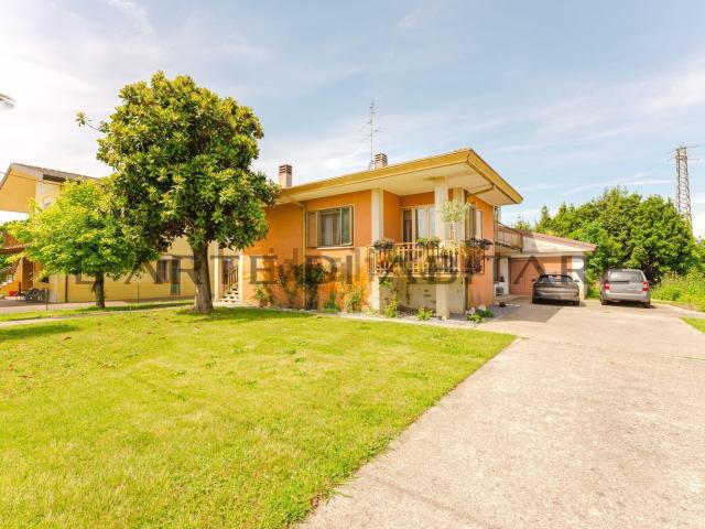 Villetta indipendente in vendita di 212 m² in Via Rodolfo Morandi, 7