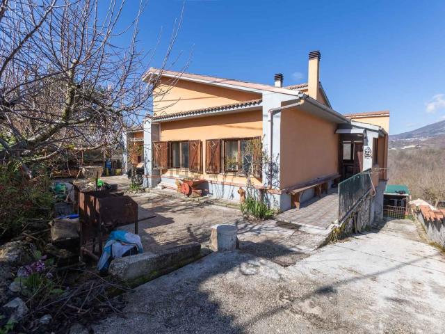Villetta indipendente in vendita di 213 m² in Via Colle