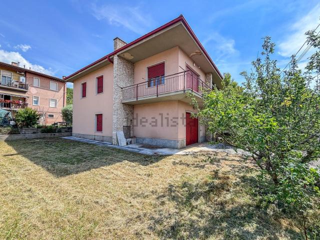 Villetta indipendente in vendita di 214 m² in Via Alessandro Manzoni