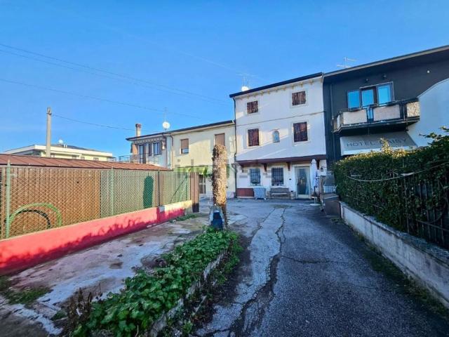 Villetta indipendente in vendita di 215 m² in Via Dott. F. Garofoli, 298