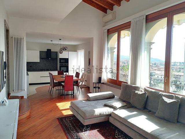 Villetta indipendente in vendita di 215 m² in Via Dante Alighieri