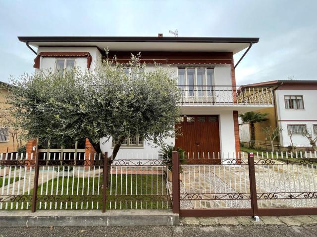 Villetta indipendente in vendita di 215 m² in Via Nazareno Strampelli