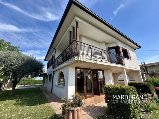 Villetta indipendente in vendita di 215 m² in Via San Francesco D&apos Assisi