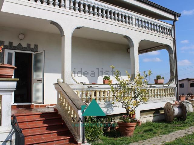 Villetta indipendente in vendita di 215 m² in Via Sempione