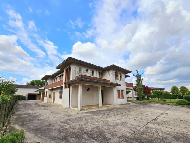 Villetta indipendente in vendita di 215 m² in Via Palazzi