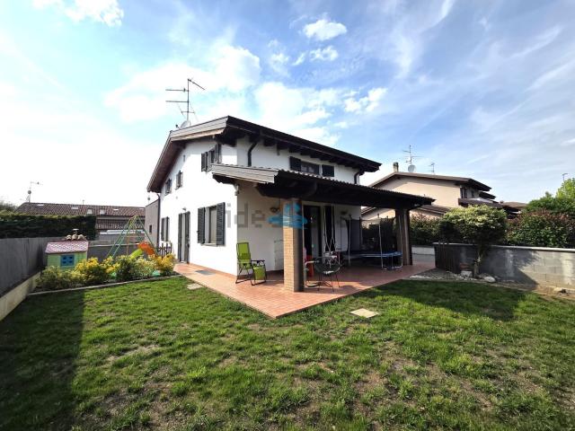 Villetta indipendente in vendita di 215 m² in Frazione ottavello