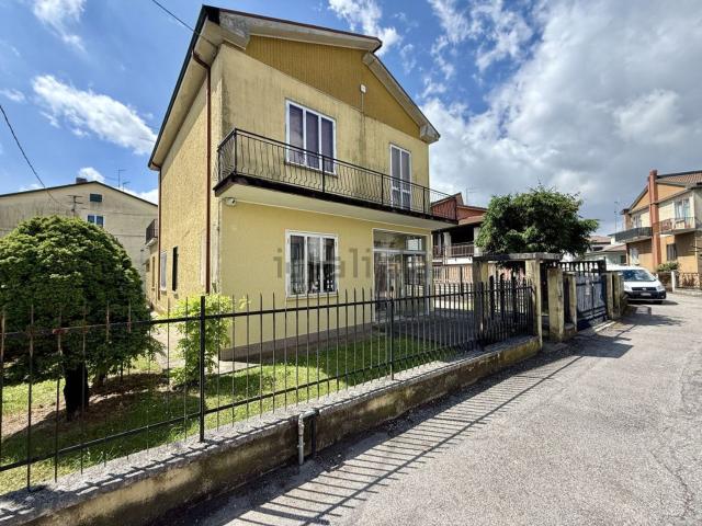 Villetta indipendente in vendita di 216 m² in Via Cesare Beccaria