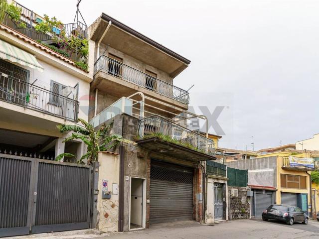 Villetta indipendente in vendita di 217 m² in Via Acicastello, 33