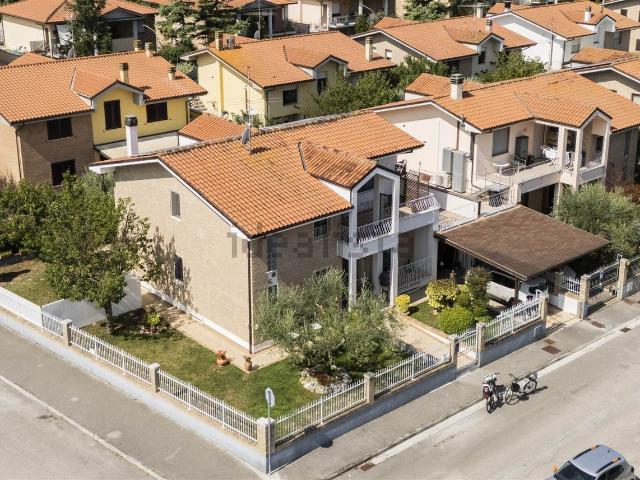Villetta indipendente in vendita di 217 m² in Via G. Brodolini, 49