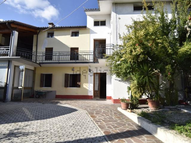 Villetta indipendente in vendita di 217 m² in Via Girardi Italo