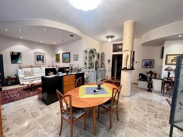Villetta indipendente in vendita di 217 m² in Via Peschiera