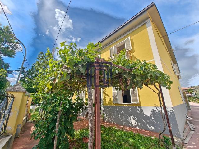 Villetta indipendente in vendita di 218 m² in Via Bugnara