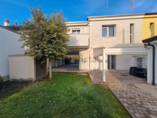 Villetta indipendente in vendita di 220 m² in Via 56 Martiri