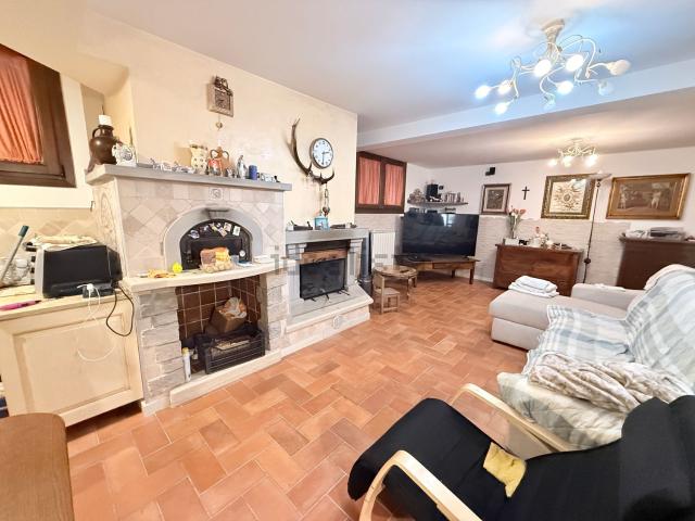 Villetta indipendente in vendita di 220 m² in Via Argonne